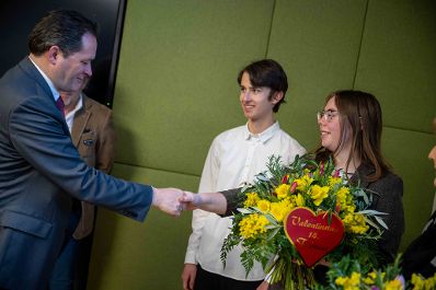 Herr Bundesminister Norbert Totschnig empfing das Blumenb&uuml;ro &Ouml;sterreich sowie eine Sch&uuml;lerin und einen Sch&uuml;ler der HBLFA Sch&ouml;nbrunn.