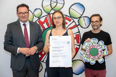 Bundesminister Norbert Totschnig verlieh, gemeinsam mit Sektionschefin Doris Wagner (BMB), das &ouml;sterreichische Umweltzeichen an Schulen, Bildungseinrichtungen und Kinderg&auml;rten.