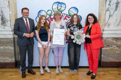 Bundesminister Norbert Totschnig verlieh, gemeinsam mit Sektionschefin Doris Wagner (BMB), das &ouml;sterreichische Umweltzeichen an Schulen, Bildungseinrichtungen und Kinderg&auml;rten.