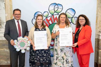 Bundesminister Norbert Totschnig verlieh, gemeinsam mit Sektionschefin Doris Wagner (BMB), das &ouml;sterreichische Umweltzeichen an Schulen, Bildungseinrichtungen und Kinderg&auml;rten.
