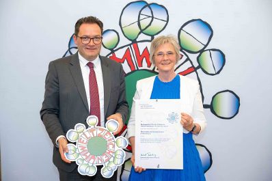 Bundesminister Norbert Totschnig verlieh, gemeinsam mit Sektionschefin Doris Wagner (BMB), das &ouml;sterreichische Umweltzeichen an Schulen, Bildungseinrichtungen und Kinderg&auml;rten.