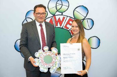 Bundesminister Norbert Totschnig verlieh, gemeinsam mit Sektionschefin Doris Wagner (BMB), das &ouml;sterreichische Umweltzeichen an Schulen, Bildungseinrichtungen und Kinderg&auml;rten.