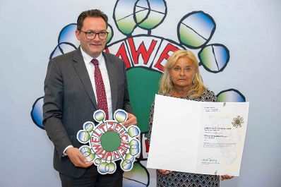 Bundesminister Norbert Totschnig verlieh, gemeinsam mit Sektionschefin Doris Wagner (BMB), das &ouml;sterreichische Umweltzeichen an Schulen, Bildungseinrichtungen und Kinderg&auml;rten.