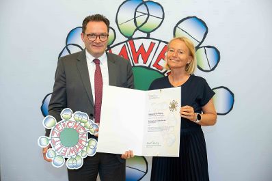 Bundesminister Norbert Totschnig verlieh, gemeinsam mit Sektionschefin Doris Wagner (BMB), das &ouml;sterreichische Umweltzeichen an Schulen, Bildungseinrichtungen und Kinderg&auml;rten.