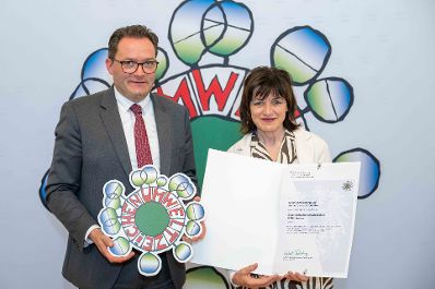 Bundesminister Norbert Totschnig verlieh, gemeinsam mit Sektionschefin Doris Wagner (BMB), das &ouml;sterreichische Umweltzeichen an Schulen, Bildungseinrichtungen und Kinderg&auml;rten.