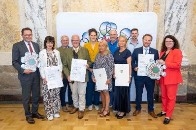 Bundesminister Norbert Totschnig verlieh, gemeinsam mit Sektionschefin Doris Wagner (BMB), das &ouml;sterreichische Umweltzeichen an Schulen, Bildungseinrichtungen und Kinderg&auml;rten.