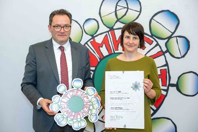 Bundesminister Norbert Totschnig verlieh, gemeinsam mit Sektionschefin Doris Wagner (BMB), das &ouml;sterreichische Umweltzeichen an Schulen, Bildungseinrichtungen und Kinderg&auml;rten.
