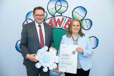 Bundesminister Norbert Totschnig verlieh, gemeinsam mit Sektionschefin Doris Wagner (BMB), das &ouml;sterreichische Umweltzeichen an Schulen, Bildungseinrichtungen und Kinderg&auml;rten.