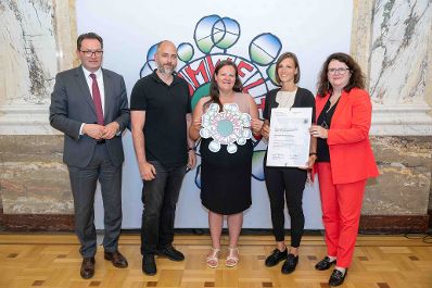 Bundesminister Norbert Totschnig verlieh, gemeinsam mit Sektionschefin Doris Wagner (BMB), das &ouml;sterreichische Umweltzeichen an Schulen, Bildungseinrichtungen und Kinderg&auml;rten.