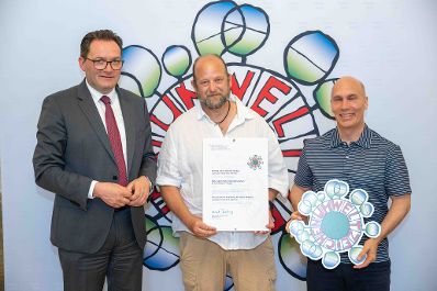Bundesminister Norbert Totschnig verlieh, gemeinsam mit Sektionschefin Doris Wagner (BMB), das &ouml;sterreichische Umweltzeichen an Schulen, Bildungseinrichtungen und Kinderg&auml;rten.