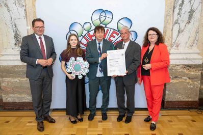 Bundesminister Norbert Totschnig verlieh, gemeinsam mit Sektionschefin Doris Wagner (BMB), das &ouml;sterreichische Umweltzeichen an Schulen, Bildungseinrichtungen und Kinderg&auml;rten.