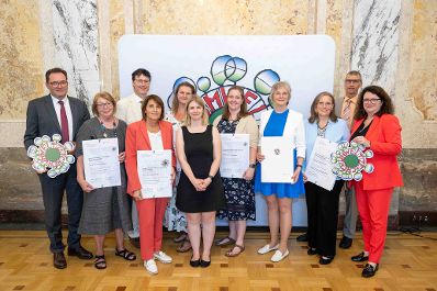 Bundesminister Norbert Totschnig verlieh, gemeinsam mit Sektionschefin Doris Wagner (BMB), das &ouml;sterreichische Umweltzeichen an Schulen, Bildungseinrichtungen und Kinderg&auml;rten.