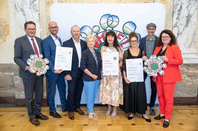 Bundesminister Norbert Totschnig verlieh, gemeinsam mit Sektionschefin Doris Wagner (BMB), das &ouml;sterreichische Umweltzeichen an Schulen, Bildungseinrichtungen und Kinderg&auml;rten.