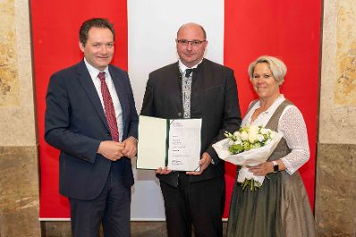 Herr Bundesminister Totschnig bei der Verleihung des Berufstitel "&Ouml;konomierat" im Marmorsaal des Regierungsgeb&auml;udes am Stubenring.