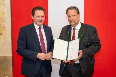 Herr Bundesminister Totschnig bei der Verleihung des Berufstitel "&Ouml;konomierat" im Marmorsaal des Regierungsgeb&auml;udes am Stubenring.