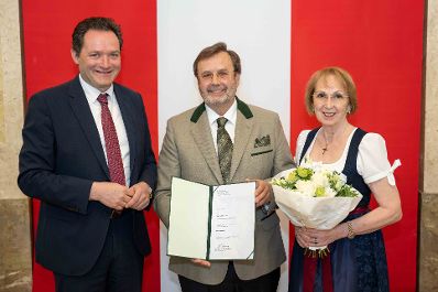 Herr Bundesminister Totschnig bei der Verleihung des Berufstitel "&Ouml;konomierat" im Marmorsaal des Regierungsgeb&auml;udes am Stubenring.