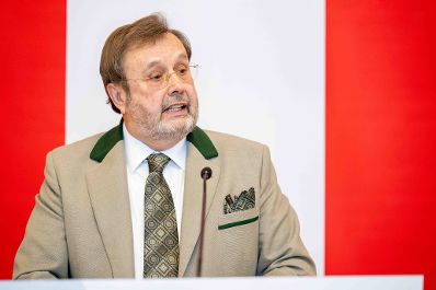 Herr Bundesminister Totschnig bei der Verleihung des Berufstitel "&Ouml;konomierat" im Marmorsaal des Regierungsgeb&auml;udes am Stubenring.