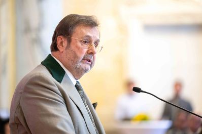 Herr Bundesminister Totschnig bei der Verleihung des Berufstitel "&Ouml;konomierat" im Marmorsaal des Regierungsgeb&auml;udes am Stubenring.