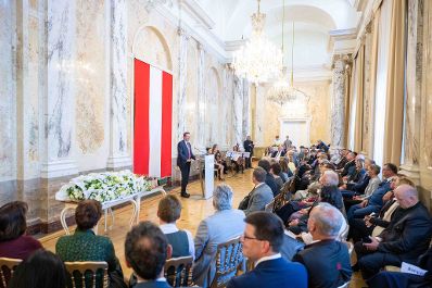 Herr Bundesminister Totschnig bei der Verleihung des Berufstitel "&Ouml;konomierat" im Marmorsaal des Regierungsgeb&auml;udes am Stubenring.