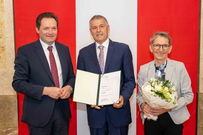 Herr Bundesminister Totschnig bei der Verleihung des Berufstitel "&Ouml;konomierat" im Marmorsaal des Regierungsgeb&auml;udes am Stubenring.