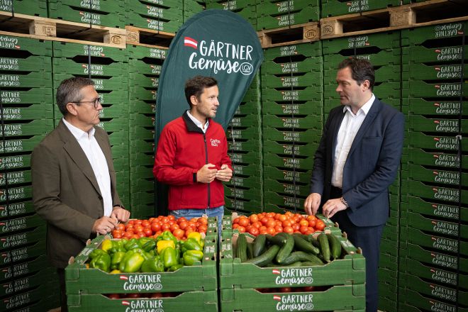 Landwirtschaftsminister Norbert Totschnig hilft bei Caritas-Aktion  „Gemüse für den guten Zweck“