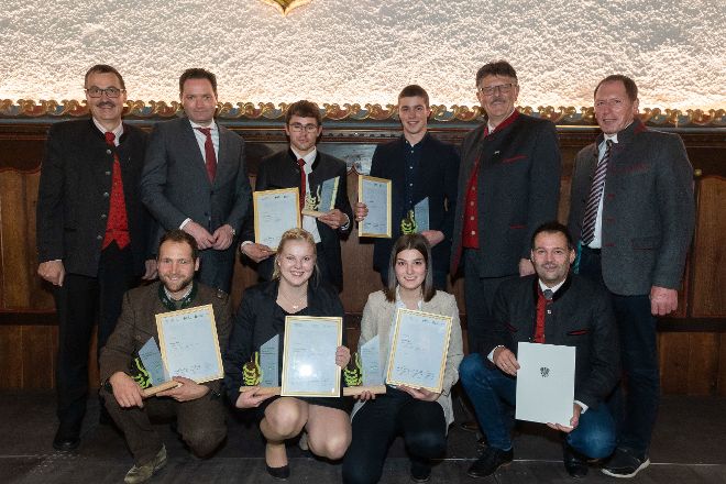 Bundesminister Norbert Totschnig, der Vorsitzende des Landarbeiterkammertags Andreas Freistetter und Landwirtschaftskammerpräsident Josef Moosbrugger zeichneten Lehrlinge und Meister:innen aus, die ihre Facharbeiter- bzw. Meisterprüfung mit Auszeichnung bestanden haben.