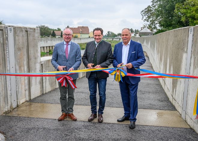 Eröffnung Hochwasserschutz Zwölfaxing, 26. September 2025. Am Foto vlnr LH-Stv. Pernkopf, Umweltminister Totschnig, Walter Buxkandl, Bürgermeister von Zwölfaxing