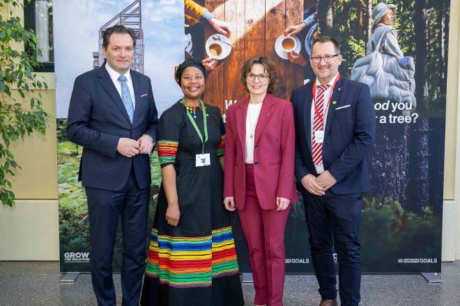 Bundesminister Norbert Totschnig, Pumeza Nodada, EU-Kommissarin Jessika Roswall und Georg Rappold