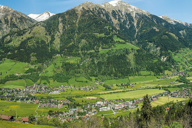 Berg über einem Dorf im Tal