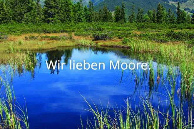 Moorlandschaft mit Schriftzug Wir lieben Moore