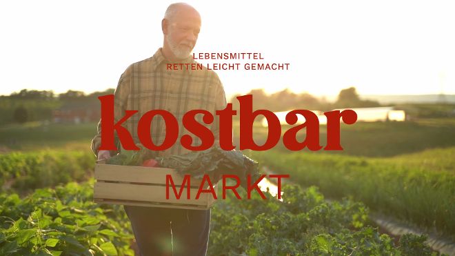 Am Titelbild von Kostbar Markt is ein Mann vor einem Grünen Feld zu sehen, der eine Kiste mit Erntegut trägt. im Vordergrund der Schriftzug "Kostbar Markt, Lebensmittel retten leicht gemacht"