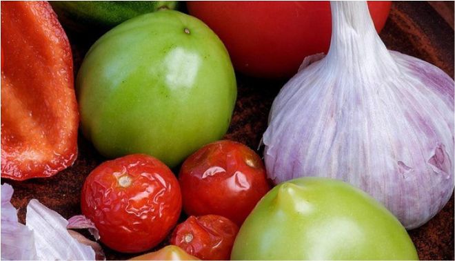 Vorschaubild Restlrezeptheft, zu sehen sind teils leicht schrumpeliges Obst und Gemüse