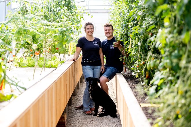 Alina und Simon im Gewächshaus