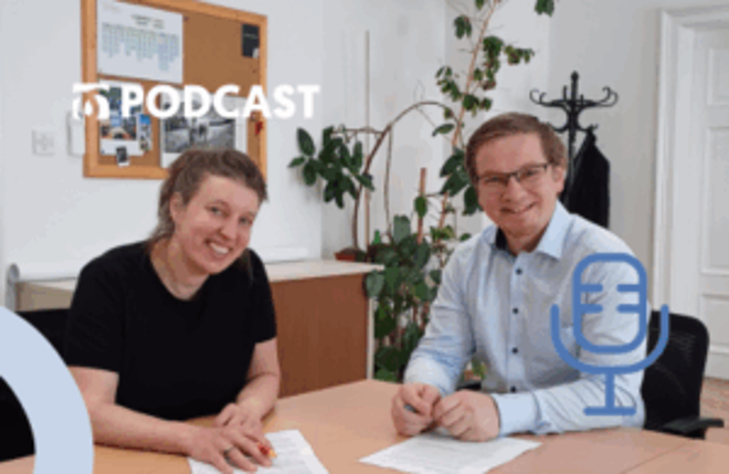 Foto von Hemma Burger-Scheidlin mit Thomas Neudorfer bei der Podcastaufnahme. Überlagert ist das Bild von einem Schritzug "Podcast" sowie einem Mikrofon-Symbol.