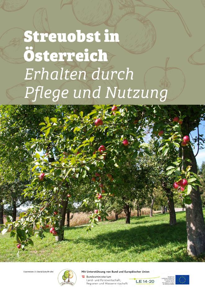 Titelseite der Broschüre eröffnet den Blick in einen reichlich fruchtbehangenen ausgemähten Streuobstbestand. Rote Äpfel heben sich vom grünen Laub ab. Im Hintergrund ein dürres Maisfeld. Umrahmt ist das Bild vom Titel der Broschüre oben sowie dem Logo des herausgebenden Vereins und des Fördergebers.