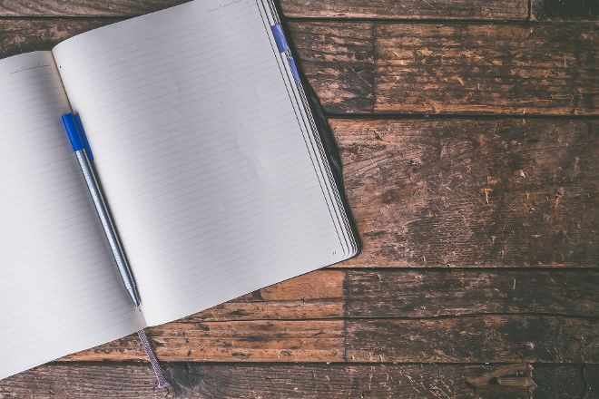 Offenes Notizbuch mit Stift