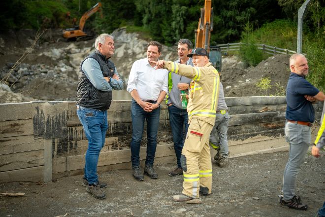 Lokalaugenschein in St. Anton mit Minister und Einsatzkräften