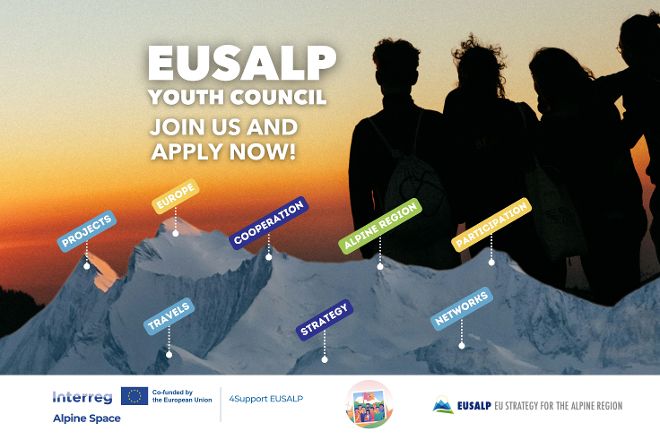 Flyer zur Bewerbung des EUSALP Jugendrats 2026 unter dem Titel "Join us and apply now" mit den Schlagwörtern: Projekte, Kooperation, Europa, Alpine Regionen, Partizipation, Reise, Strategie und Netzwere. Der Jugendrat findet statt in Kooperation mit Interreg Alpine Space, Projekt 4Support Eusalp und EU Strategie für den Alpenraum. 