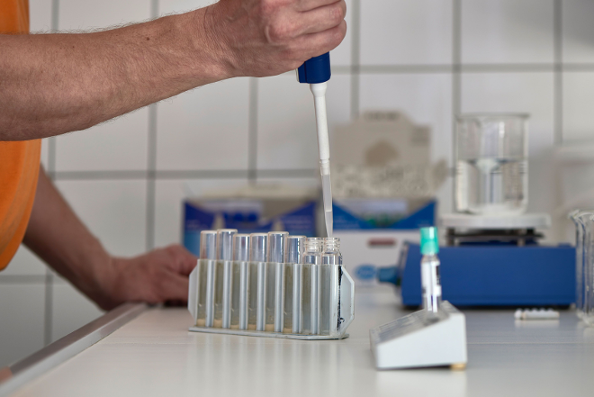 Hände mit Forschungsausrüstung