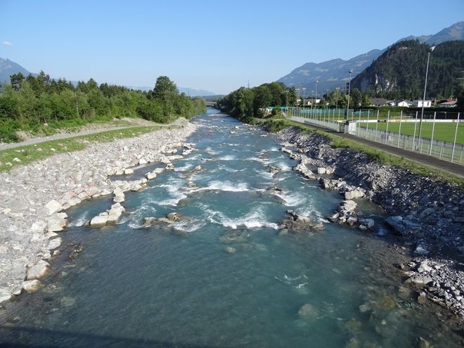 Blick flussabwärts auf die fertige obere Rampe in Nüziders: dabei unterbrechen Querelemente aus Steinen den sonst geraden Flusslauf.				