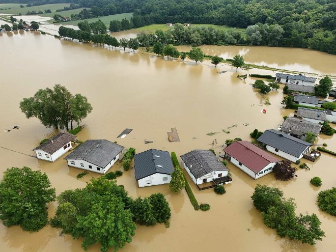 Drohnenaufnahme bei starkem Hochwasser in der Gemeinde Hannersdorf.