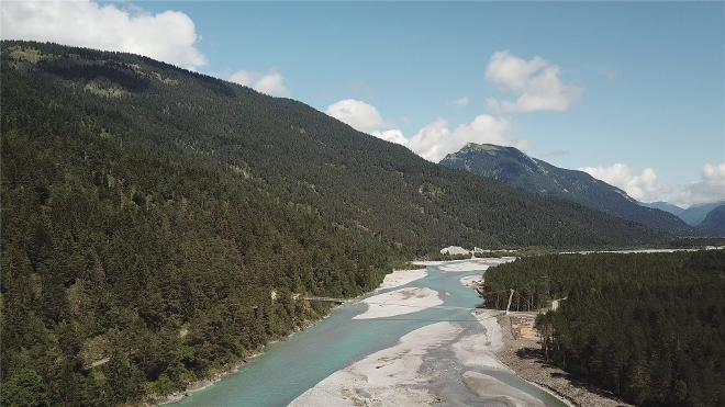 links begruente Berge in der Mitte der Lech