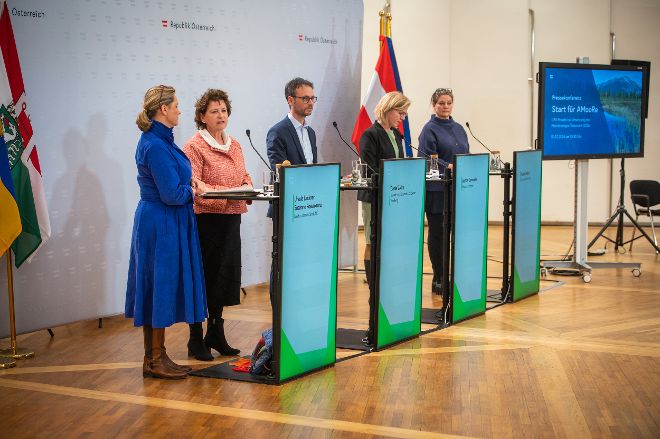 fuenf Personen vor je einem Rednerpult