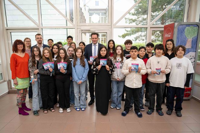 Norbert Totschnig zusammen mit den Schülerinnen und Schülern der Mittelschule Neubaugasse während der Auftaktveranstaltung der Wasser-Schulworkshops