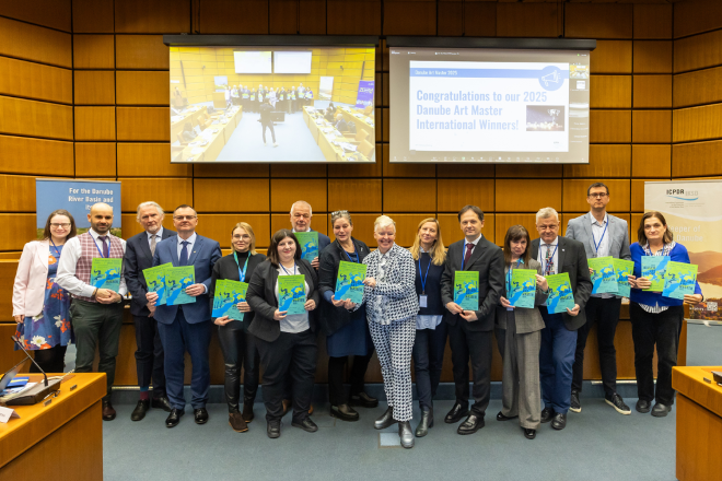 Ein Gruppenfoto bei der Preisverleihung des internationalen Danube Art Master 2025.