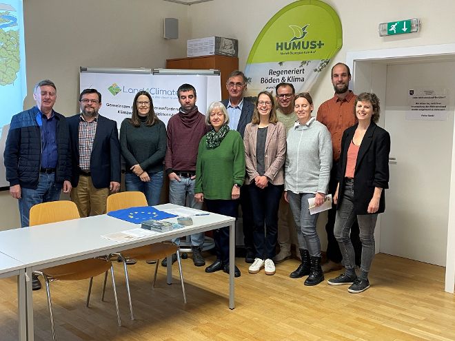 Gruppenbild von Personen im Besprechungsraum